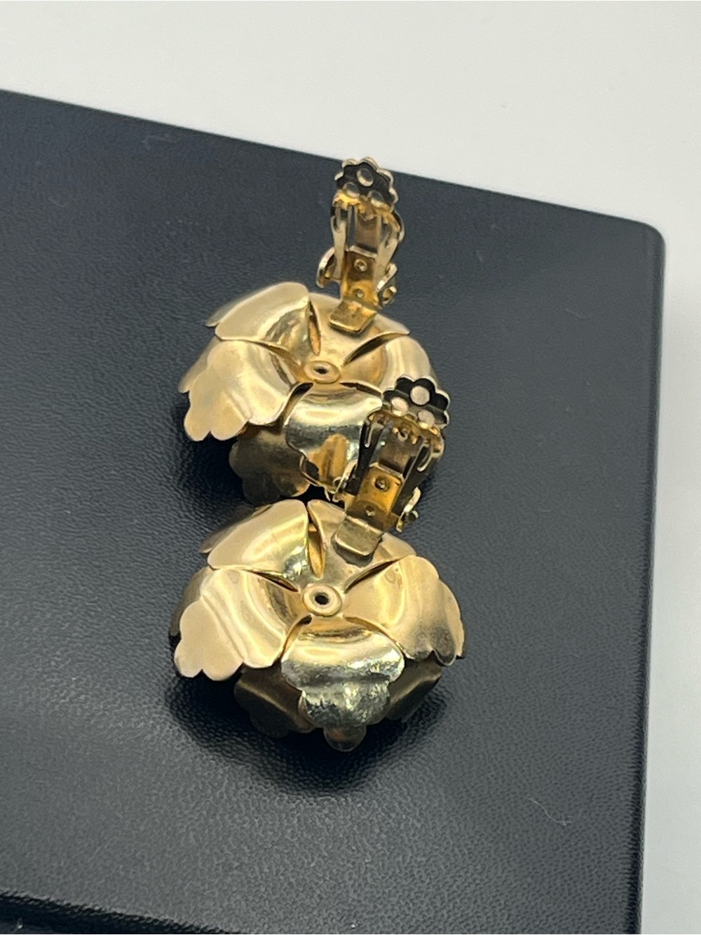 3D gold tone flower clip on earrings vintage - Picture 15 of 16
